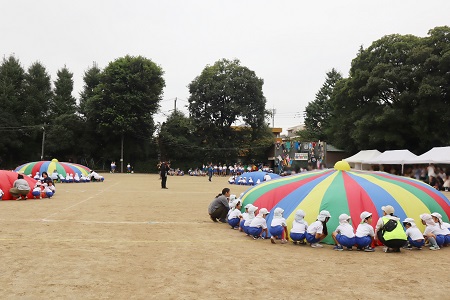 幼稚園児全員でバルーン体操