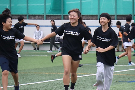 生徒も児童も一緒に「手つなぎ鬼」でウォーミングアップ