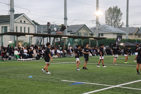 ベンチでは多くの保護者が練習を見守りました