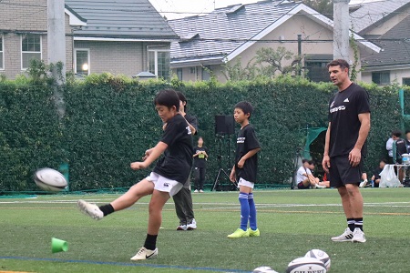 キック練習を見守るカーター氏