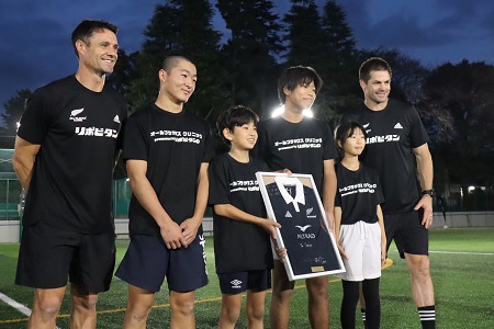 カーター氏、マコウ氏からはサイン入りユニフォームをいただきました