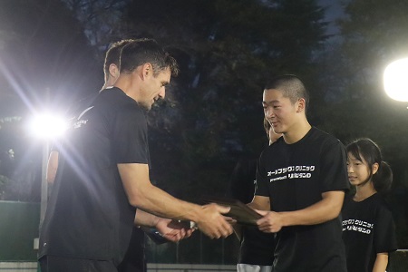 練習終了後、成城学園から記念の盾を進呈