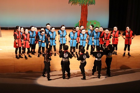 分身の術で相手を惑わせようと試みます