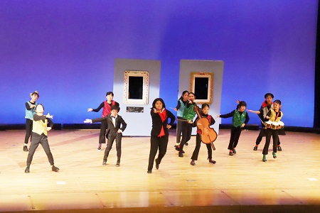 音楽室では、ベートーヴェンやショパンが絵から飛び出して演奏を披露