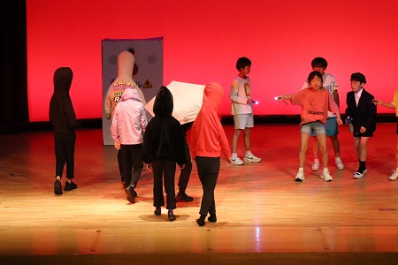 夜の学校には子どもたちをよく思わない者も… 最後まで目が離せない展開でした