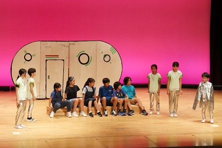 子どもたちの前に、突然宇宙人が現れます