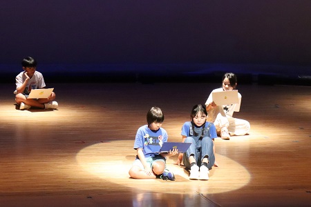 ロボットに頼りきりの生活に、少しずつ疑問を抱き始めます