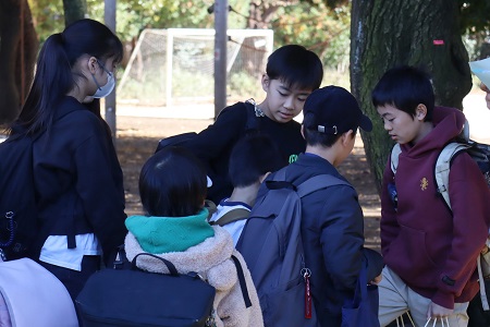 6年生が1年生をサポート