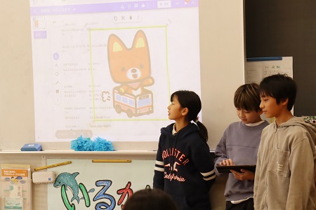 通学時に経験したことを発表する6年生