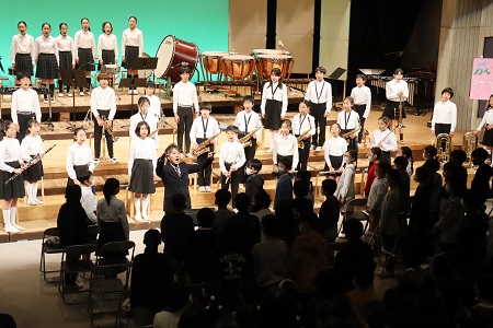 全校児童による斉唱「成城学園初等学校の歌」