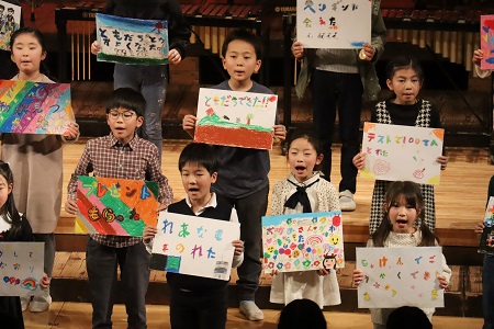 歌とカスタネット合奏　3年椿組