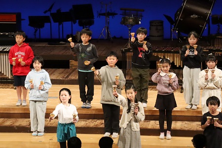 歌とハンドベル　3年櫟組