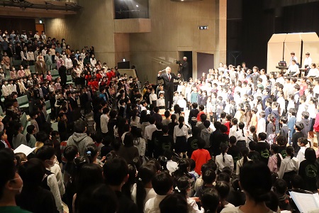 全校合唱「手のひらをかざして」