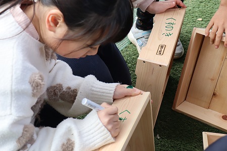 いよいよ苗植え。 プランターにクラス名を書いてクラスごとに育てていきます