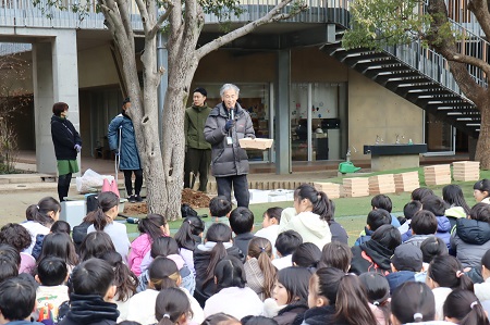 水をたくさんあげても根腐れせず植物にとって最適な水分を保持できるというプランター