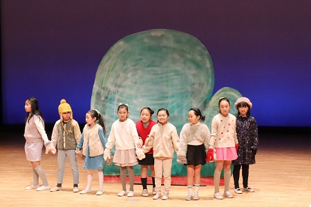 雪の上に片一方だけのてぶくろが落ちていました。 てぶくろを見つけたねずみがてぶくろの中へ