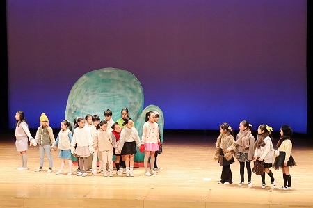 寒さをしのぐため温かいてぶくろの中に動物たちが次々と集まってきます