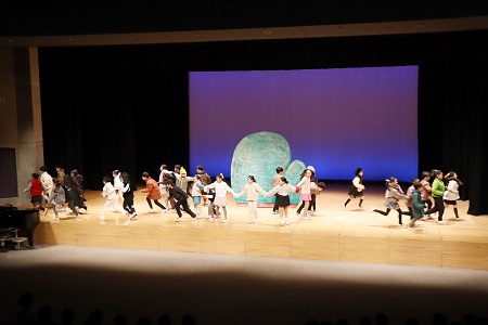 人間が通りかかり、動物たちは逃げてしまいました