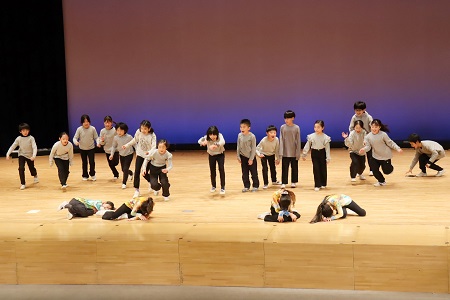 にじを守っていたとりたちが、傷ついて倒れてしまったところで、灰色のとりたちと出会いました