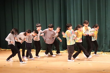 虫たちのせいで汚れてしまったにじを助けに、雷や嵐の中を進むとりたち