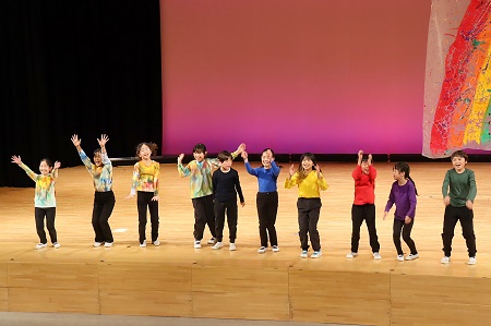 にじを助けたとりたちは灰色から鮮やかな色に変わりました