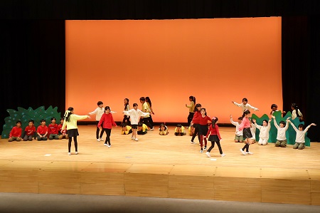 花が咲き、ちょうちょうが楽しそうに舞う世界が劇の舞台