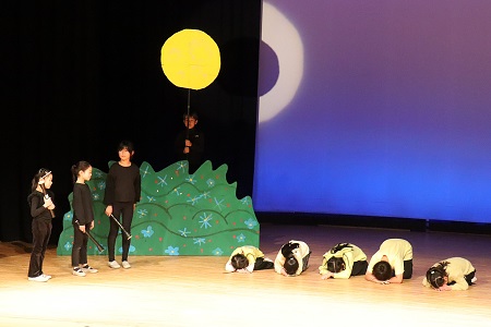 泊まるところが見つからず夜になってしまい不安で泣き出すちょうちょたち。蛍のおまわりさんも心配そう