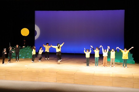 日が沈んだ後、宵待ち草が咲き始め、ちょうちょうたちは無事花かげに泊まれることに