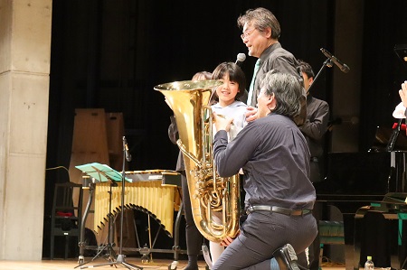 子どもたちも楽器の演奏に挑戦