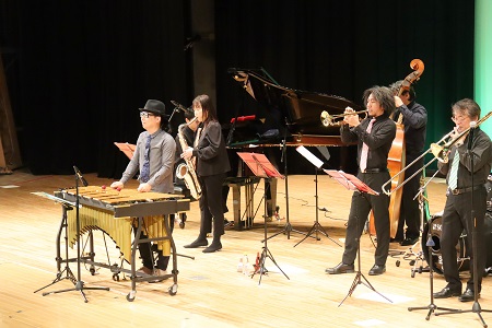 ビブラフォンも加わり、さらに華やかな演奏で盛り上がりました