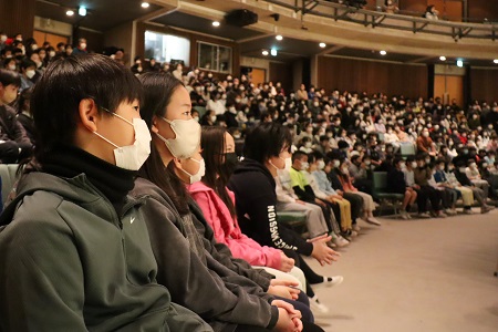 ジャズの世界に引き込まれた様子の子どもたち