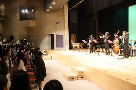 「成城学園初等学校の歌」DE ジャズ。 全員で演奏に合わせて歌った後に、ジャズアレンジした演奏も披露してくれました。
