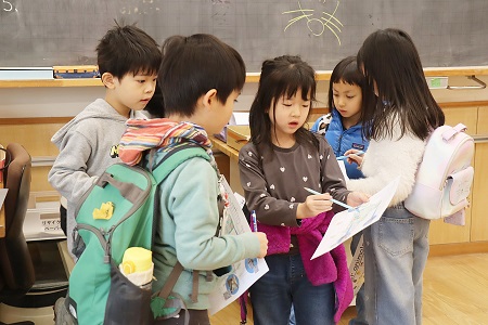 1年藤組は英語でトレジャーハントをしました 出発前の作戦会議