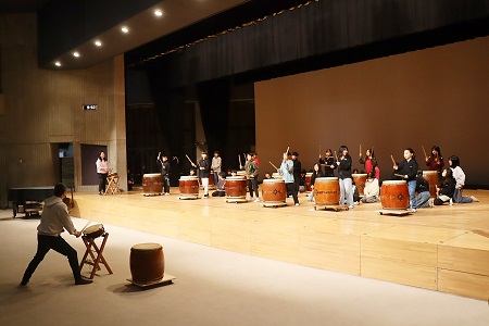 4年柳組は講堂で太鼓の練習をしました