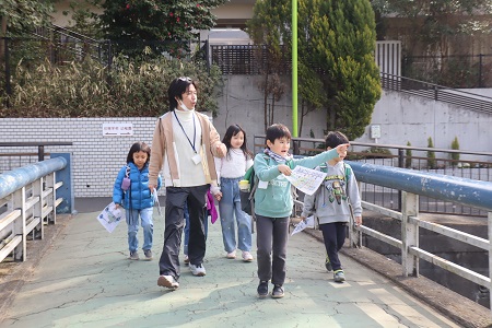 マップの写真をヒントに学園内に隠されたお宝探しに出発！