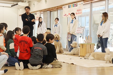 3年桧組は犬との触れ合い体験。 犬の特徴や接し方を教えてもらいました