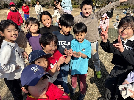 桐組・柊組　合同散歩で、「喜多見ふれあい公園」まで行きました。帰ってきてからは、一緒にお弁当。楽しく1日過ごせました。
