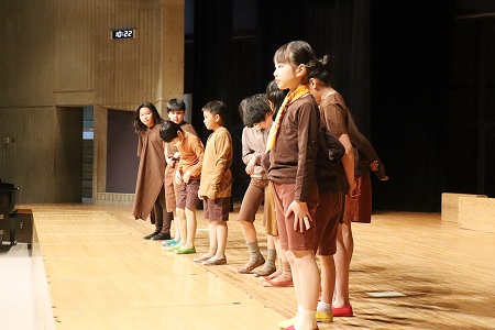 クラスデーでの上演を控えたクラスは衣装の確認や練習をしました