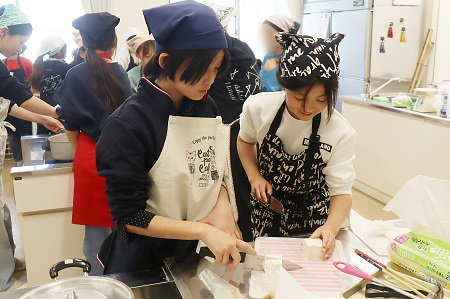 柳組後半の時間は実習室で調理をしました。 おいしくできたかな？