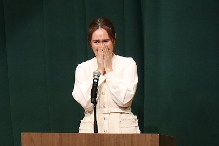 退任の挨拶で感極まる場面も