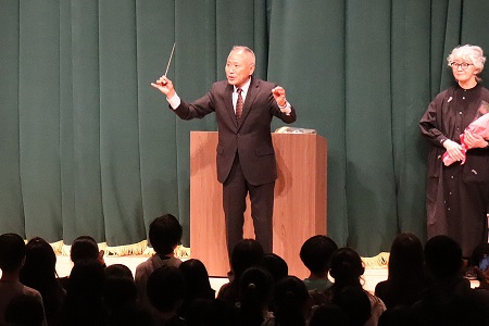 長年音楽を教えてきた西谷先生が急遽、最後の合唱で指揮を執りました