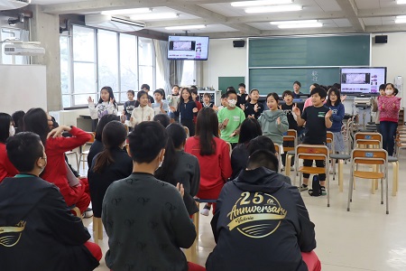 音楽の体験授業。成城っ子が歓迎の歌を披露。