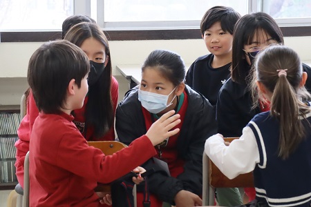 日本の山「富士山」について説明する様子。