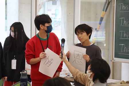 最後に考えた漢字を英語で発表しました。