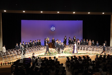 客席の手拍子に合わせ卒業生が入場します