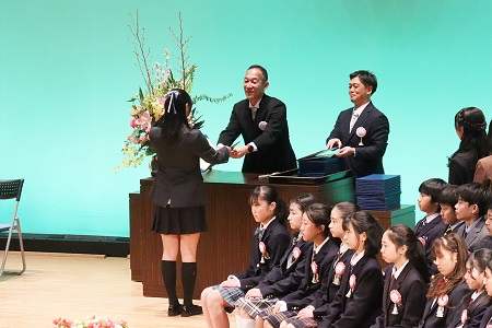 卒業生一人ひとり校長から卒業証書を受け取りました