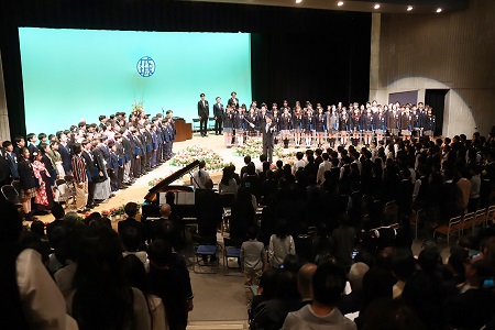 卒業生、在校生、教職員による「卒業式の歌」