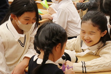 緊張気味の1年生に笑顔で話しかける6年生