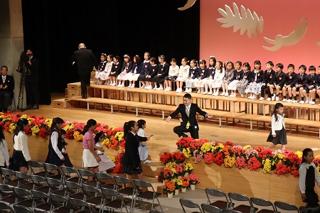 6年生に付き添われて壇上へ