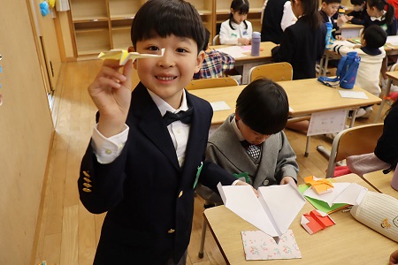 一緒に折り紙を折ってリラックス